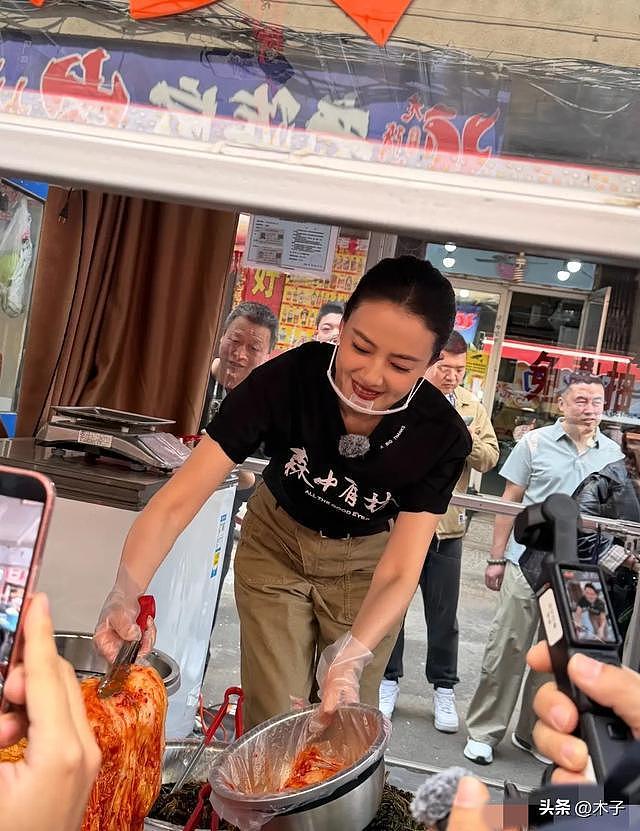 47岁高圆圆沈阳菜市场卖辣白菜！颜值封神，网友：狠狠羡慕赵又廷（组图） - 4