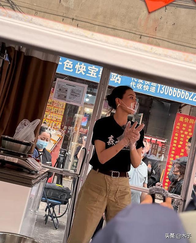 47岁高圆圆沈阳菜市场卖辣白菜！颜值封神，网友：狠狠羡慕赵又廷（组图） - 5