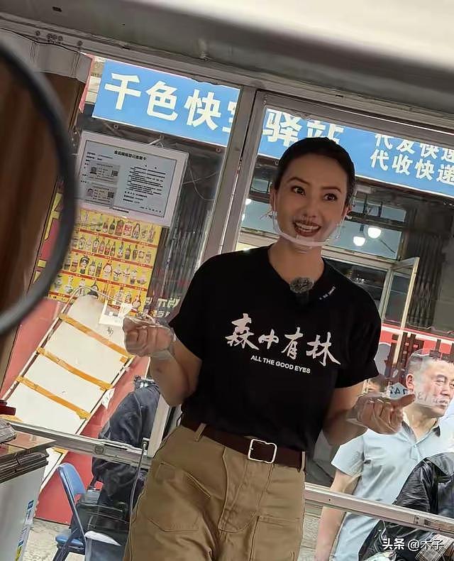 47岁高圆圆沈阳菜市场卖辣白菜！颜值封神，网友：狠狠羡慕赵又廷（组图） - 6
