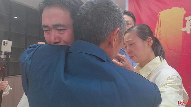 妻子病逝一年后4岁儿子被拐 35年后，他找回儿子痛哭失声：“爸爸想你，爱你”（组图） - 3