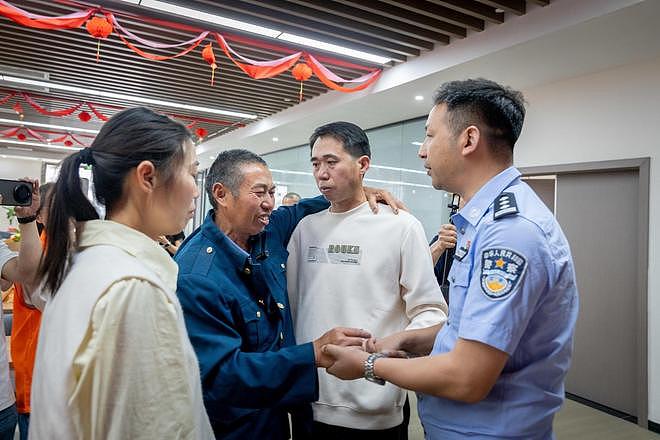 妻子病逝一年后4岁儿子被拐 35年后，他找回儿子痛哭失声：“爸爸想你，爱你”（组图） - 4