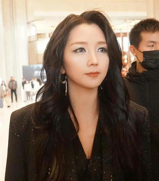 太敢了!何洁39岁再度步入三婚,直播素颜出镜,头发都白了(组图) - 2
