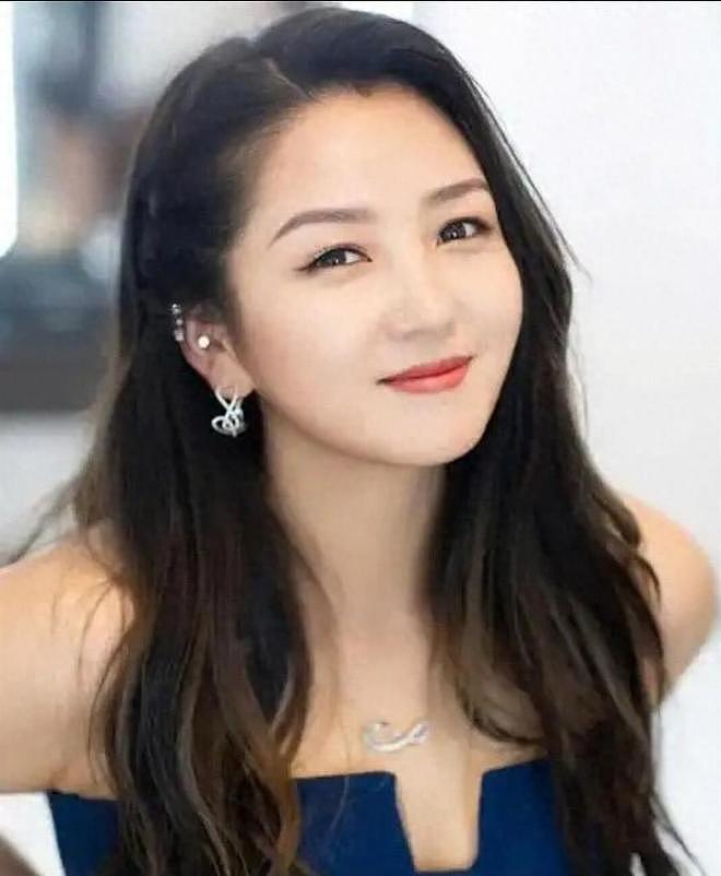 太敢了!何洁39岁再度步入三婚,直播素颜出镜,头发都白了(组图) - 3