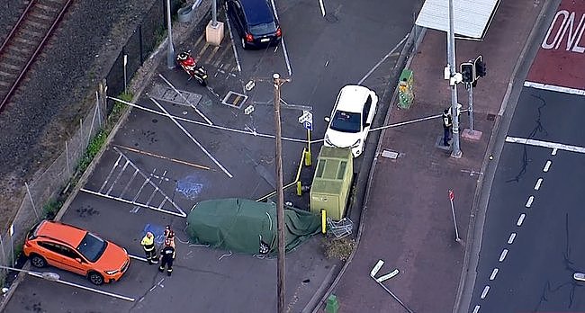悲剧!澳洲火车站前六旬老翁过马路遭撞,当场身亡(组图) - 1