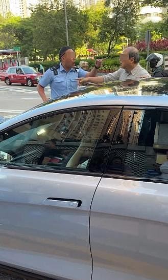 比亚迪停双黄线!司机不满收告票闹警员:X你老X,乱落客再被票控(组图) - 2