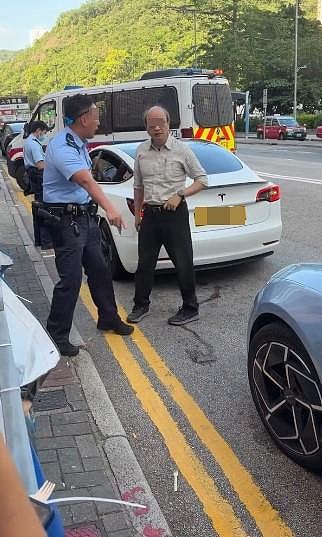 比亚迪停双黄线!司机不满收告票闹警员:X你老X,乱落客再被票控(组图) - 4