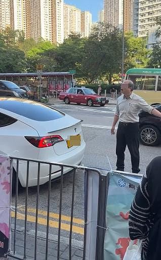 比亚迪停双黄线!司机不满收告票闹警员:X你老X,乱落客再被票控(组图) - 12