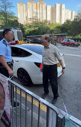 比亚迪停双黄线!司机不满收告票闹警员:X你老X,乱落客再被票控(组图) - 15