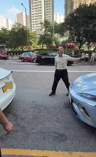 比亚迪停双黄线!司机不满收告票闹警员:X你老X,乱落客再被票控(组图) - 18