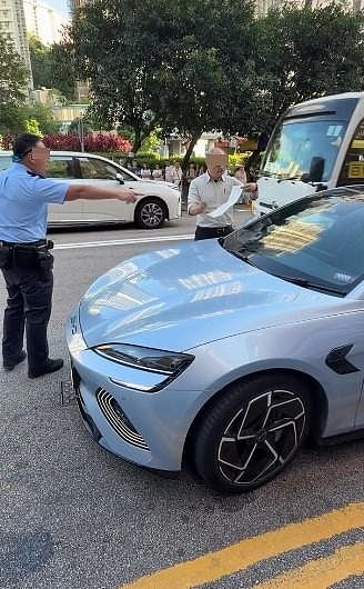 比亚迪停双黄线!司机不满收告票闹警员:X你老X,乱落客再被票控(组图) - 20