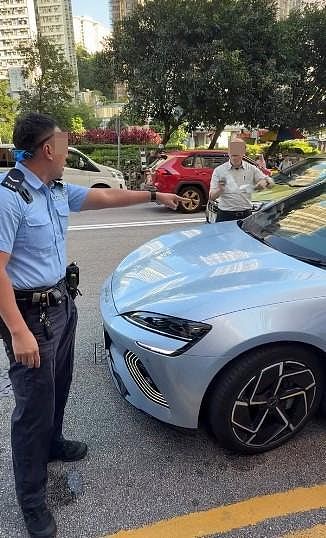 比亚迪停双黄线!司机不满收告票闹警员:X你老X,乱落客再被票控(组图) - 21