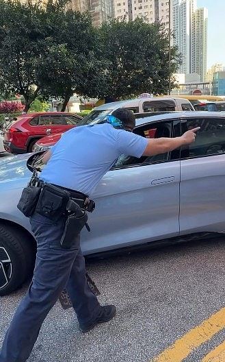 比亚迪停双黄线!司机不满收告票闹警员:X你老X,乱落客再被票控(组图) - 24