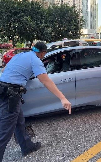 比亚迪停双黄线!司机不满收告票闹警员:X你老X,乱落客再被票控(组图) - 25