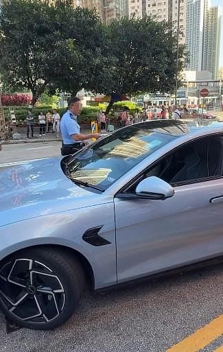 比亚迪停双黄线!司机不满收告票闹警员:X你老X,乱落客再被票控(组图) - 26