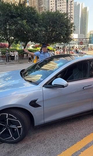 比亚迪停双黄线!司机不满收告票闹警员:X你老X,乱落客再被票控(组图) - 27