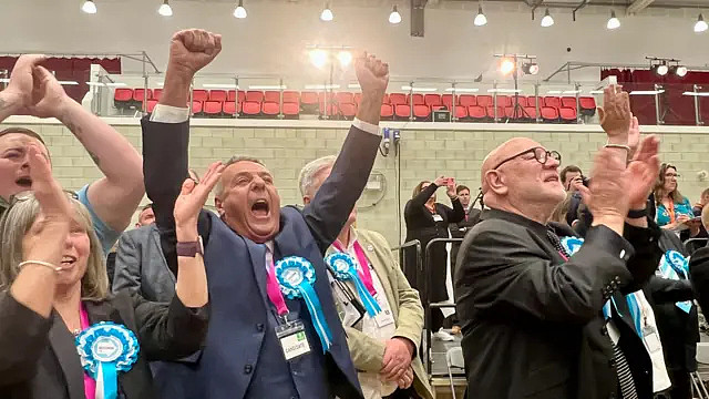 英国选举工党惨败！首相斯塔默遭逼宫，坚拒辞职（组图） - 1