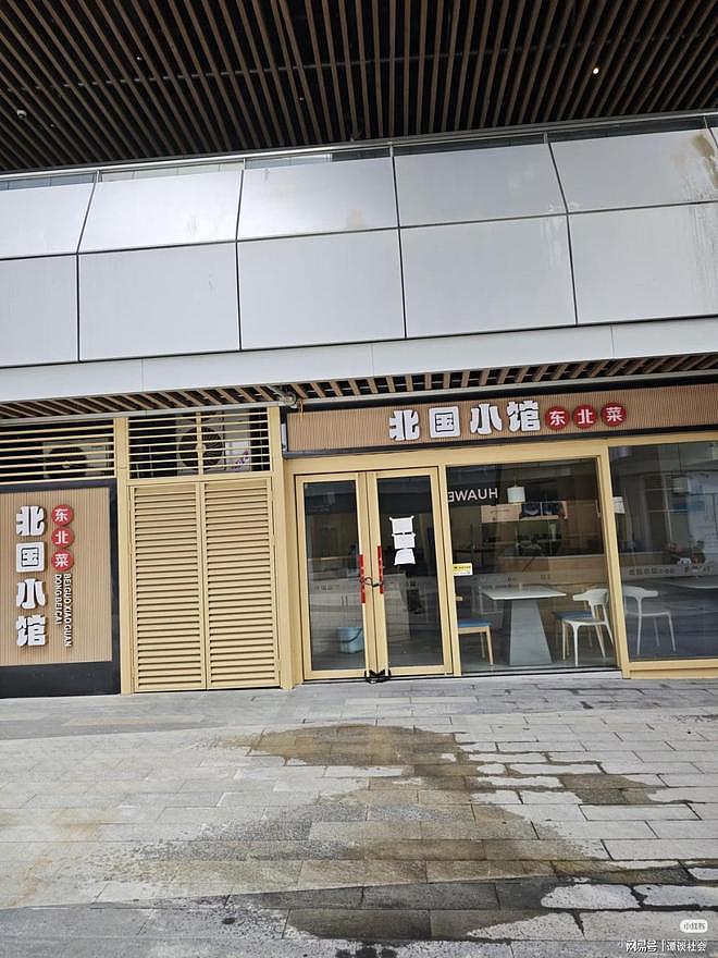 又是一波倒闭潮！深圳一写字楼商铺集体倒闭，店铺锁门、桌椅未搬（组图） - 2