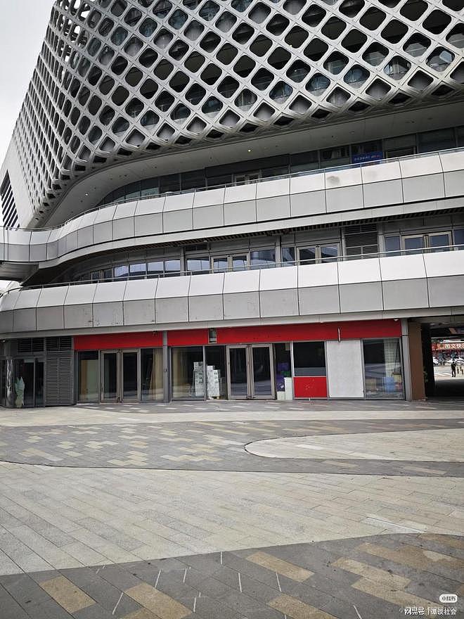 又是一波倒闭潮！深圳一写字楼商铺集体倒闭，店铺锁门、桌椅未搬（组图） - 3