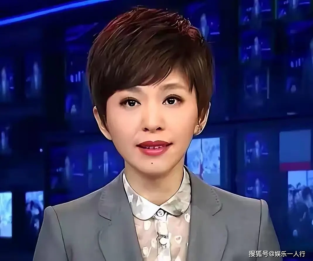 48岁前央视国脸欧阳夏丹近况，转行做短视频 - 1