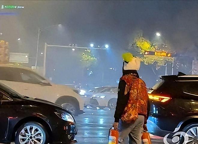 好心救火反被收费50？外卖员仗义出手，物业操作引全网热议 - 1