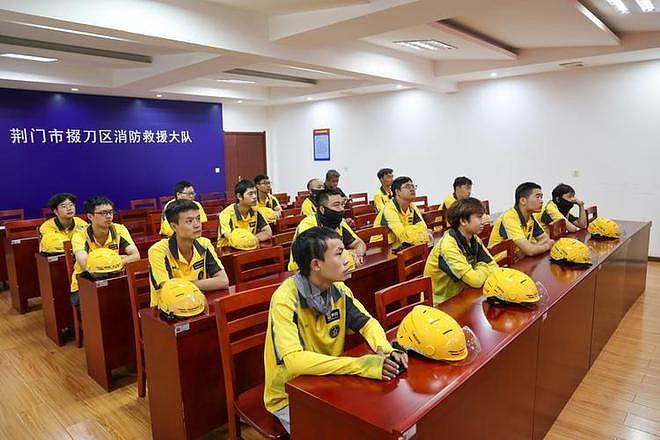 好心救火反被收费50？外卖员仗义出手，物业操作引全网热议 - 6