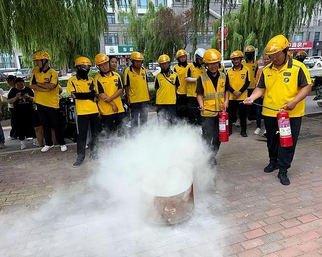 好心救火反被收费50？外卖员仗义出手，物业操作引全网热议 - 11