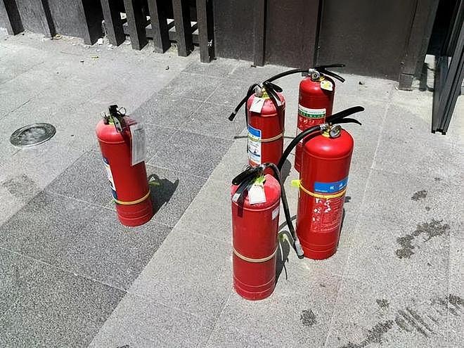 好心救火反被收费50？外卖员仗义出手，物业操作引全网热议 - 14