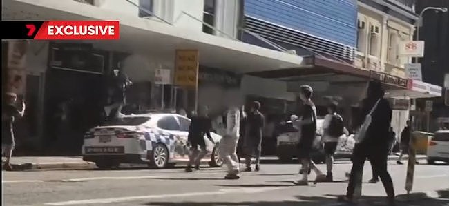 胆肥!200名teenager大闹布里斯班CBD,当街踩踏警车(组图) - 1