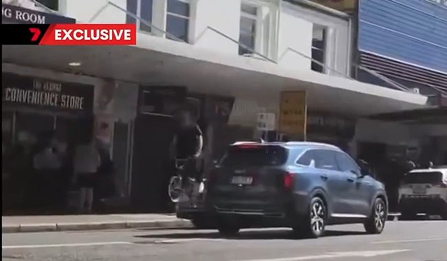 胆肥!200名teenager大闹布里斯班CBD,当街踩踏警车(组图) - 2
