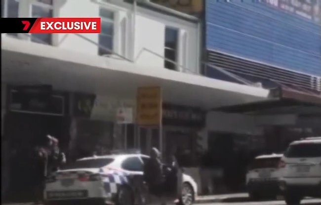 胆肥!200名teenager大闹布里斯班CBD,当街踩踏警车(组图) - 3