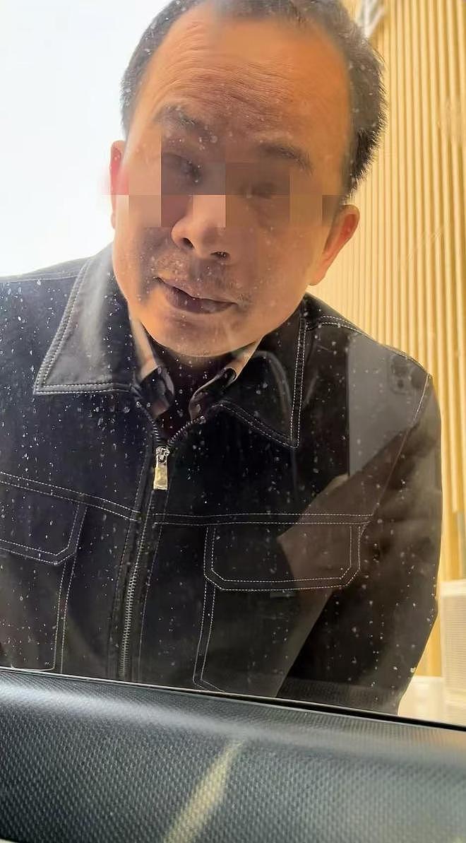 男子求爱遭拒等民警离开后泼硫酸捅刺女子数十刀，终审判死刑 - 5