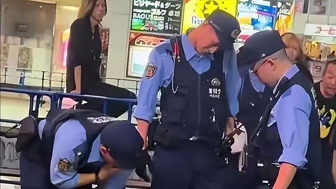 致敬美国,日本“丧尸”走上街头!高市早苗豪赌修宪 - 6