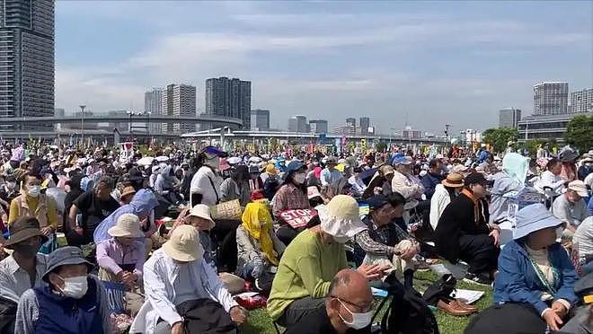 致敬美国,日本“丧尸”走上街头!高市早苗豪赌修宪 - 12