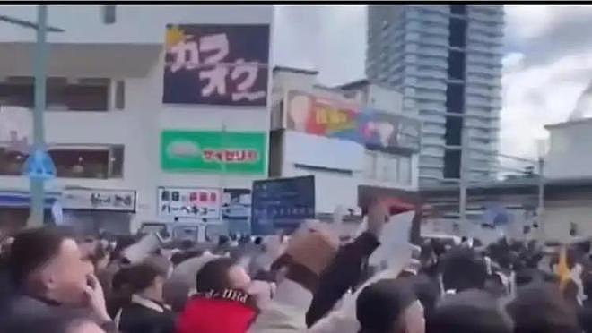 致敬美国,日本“丧尸”走上街头!高市早苗豪赌修宪 - 15