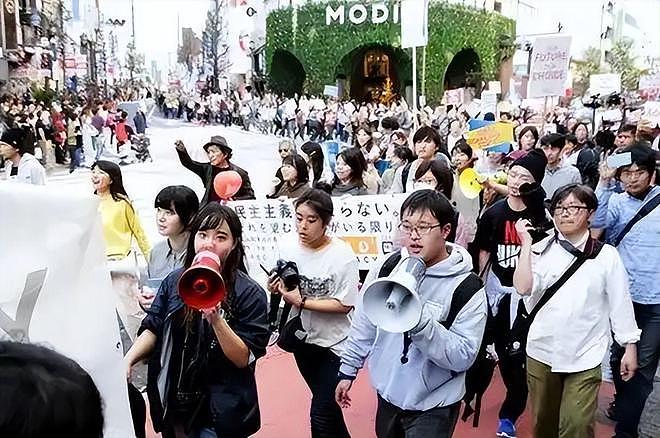 致敬美国,日本“丧尸”走上街头!高市早苗豪赌修宪 - 16
