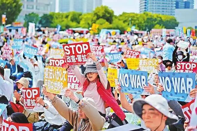 致敬美国,日本“丧尸”走上街头!高市早苗豪赌修宪 - 17