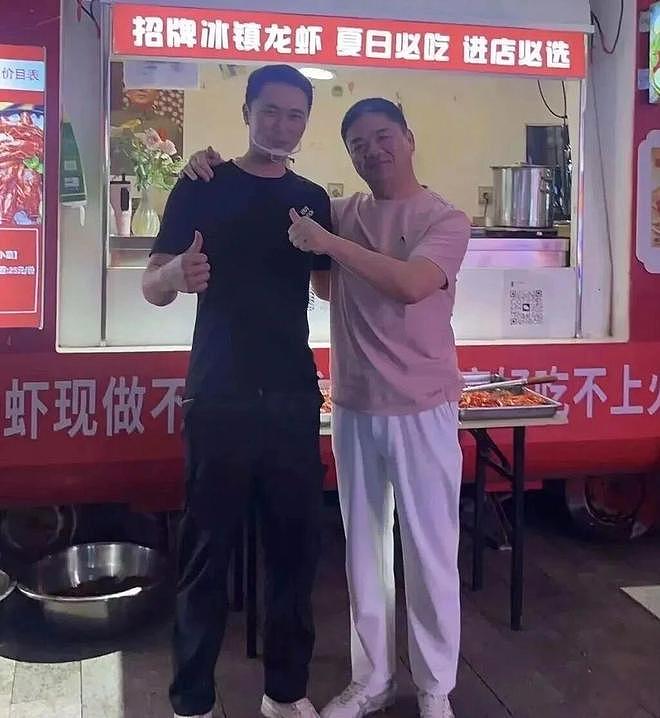没保镖没助理！刘强东在福建夜市被偶遇，两女子陪伴，章泽天没来 - 2