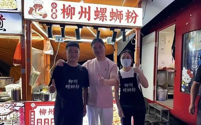 没保镖没助理！刘强东在福建夜市被偶遇，两女子陪伴，章泽天没来 - 3