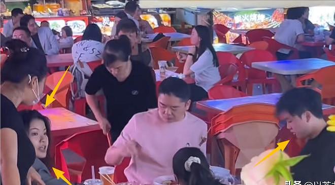 没保镖没助理！刘强东在福建夜市被偶遇，两女子陪伴，章泽天没来 - 5
