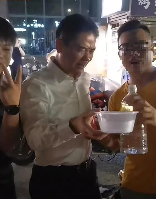 没保镖没助理!刘强东在福建夜市被偶遇,两女子陪伴,章泽天没来 - 10