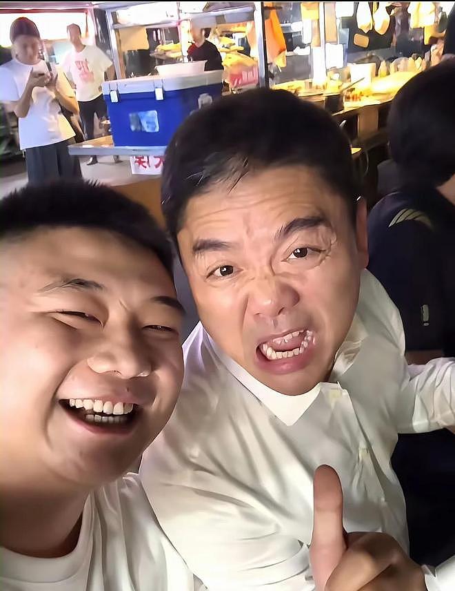 没保镖没助理!刘强东在福建夜市被偶遇,两女子陪伴,章泽天没来 - 11