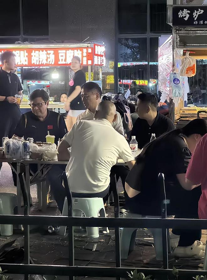 没保镖没助理!刘强东在福建夜市被偶遇,两女子陪伴,章泽天没来 - 12