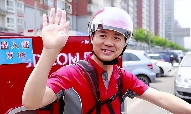 没保镖没助理!刘强东在福建夜市被偶遇,两女子陪伴,章泽天没来 - 14