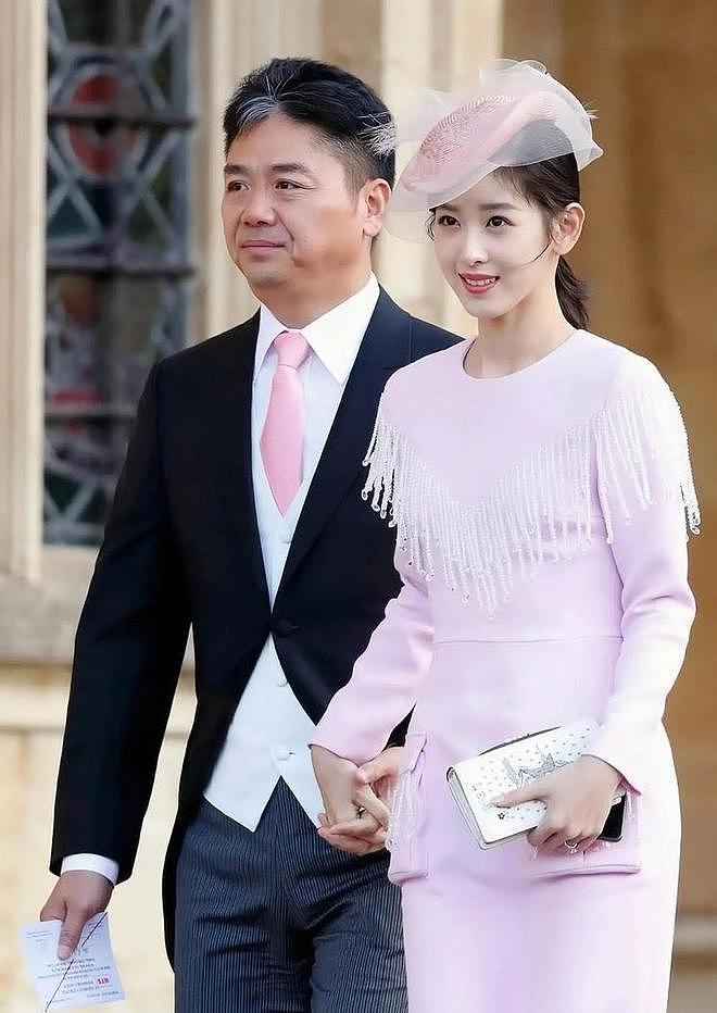 没保镖没助理!刘强东在福建夜市被偶遇,两女子陪伴,章泽天没来 - 17