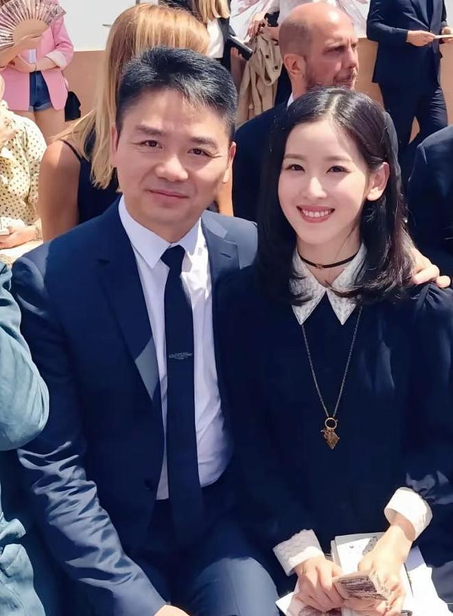 没保镖没助理!刘强东在福建夜市被偶遇,两女子陪伴,章泽天没来 - 18