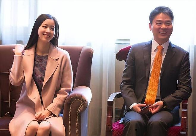 没保镖没助理!刘强东在福建夜市被偶遇,两女子陪伴,章泽天没来 - 19