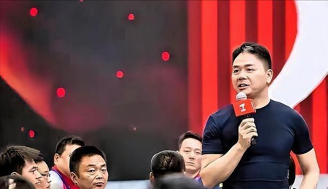 没保镖没助理!刘强东在福建夜市被偶遇,两女子陪伴,章泽天没来 - 21
