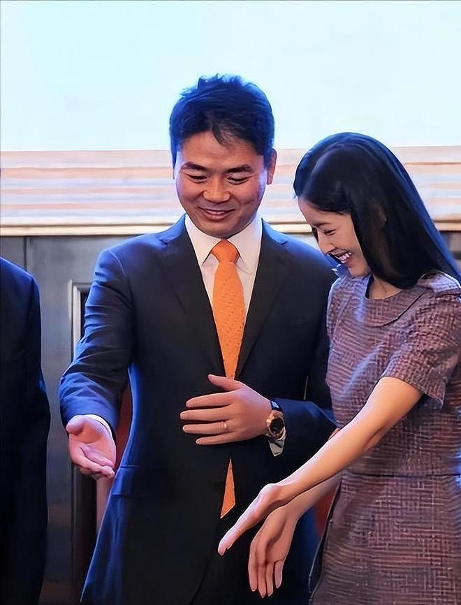 没保镖没助理!刘强东在福建夜市被偶遇,两女子陪伴,章泽天没来 - 23