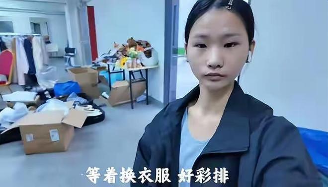 谁说垃圾堆里长不出玫瑰？19岁废品站女孩，用半年就登上了时装周 - 1
