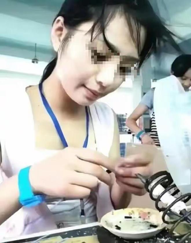 谁说垃圾堆里长不出玫瑰？19岁废品站女孩，用半年就登上了时装周 - 3